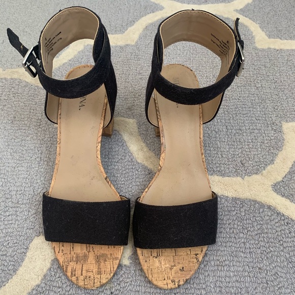 Women’s size 8 2.5” heels - Picture 2 of 4